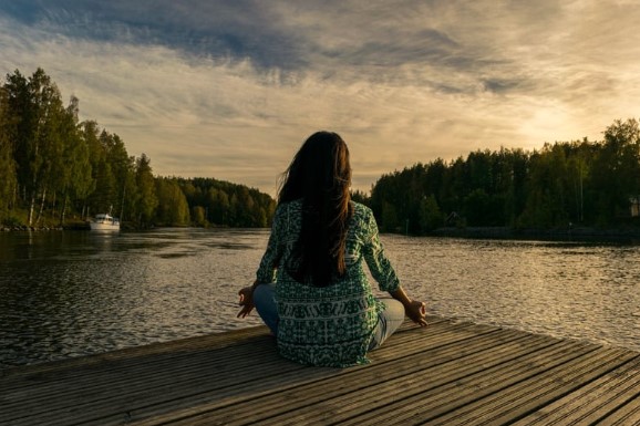 girl medidating
